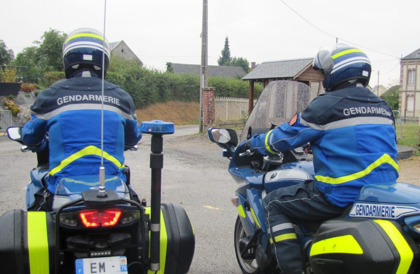 Près de Lyon : deux motards de la gendarmerie étranglés et griffés par des ambulancières
