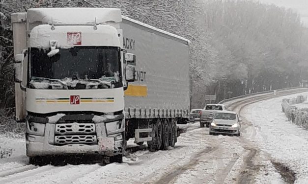 Un camion pris au piège par la neige à Marieux / Hauts-de-France